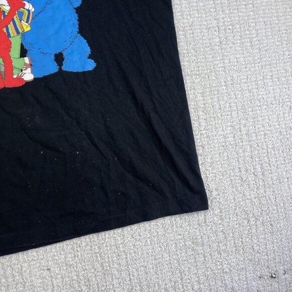 Kaws x Uniqlo Sesame Street Men’s T-shirt Black Elmo Bert Ernie Size L Read* - Picture 5 of 16